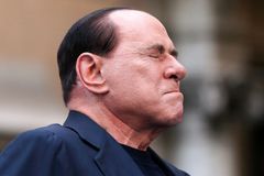 Režisér oscarové Velké nádhery chystá film o Berlusconim. Zatím dotočil seriál o papežovi