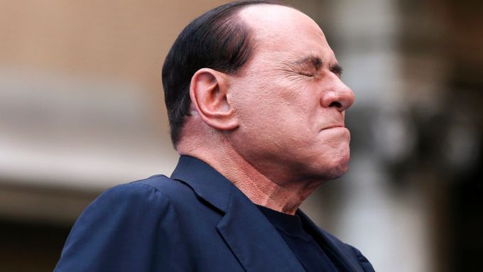 Silvio Berlusconi přichází k soudu.