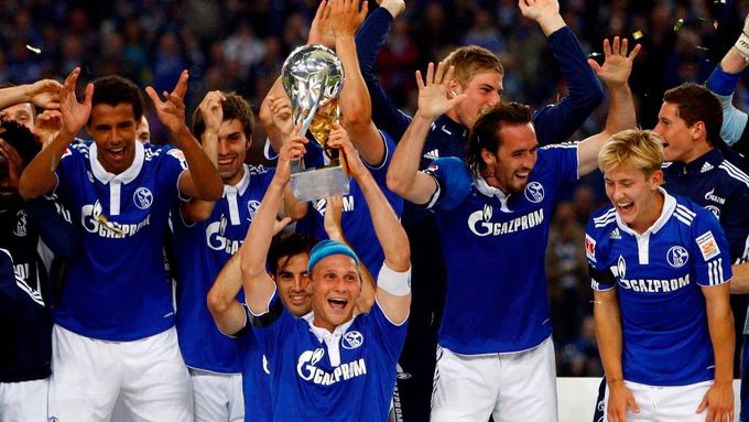 Schalke slaví první trofej sezóny.