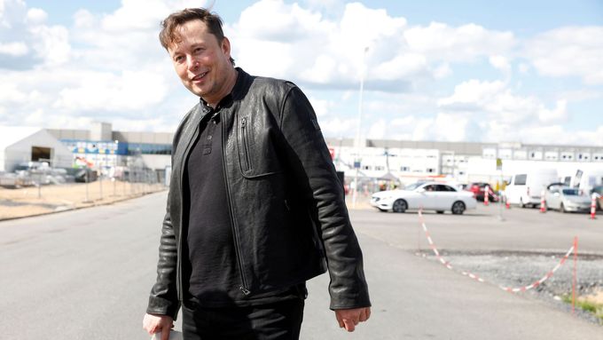 Majitel Tesly Elon Musk při slavnostním otevření Gigafactory u Berlína.