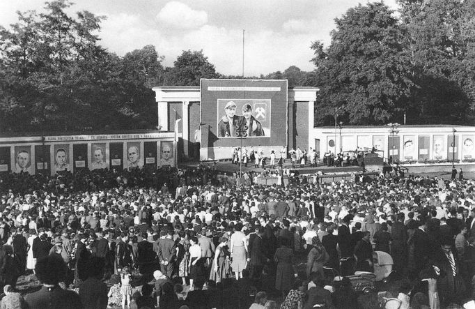 Ukázka z knihy Ondřeje Durczaka „Vzhůru do dolů! - Fotografické album průmyslového a kulturního dědictví uhelného hornictví ostravsko-karvinského revíru“ z roku 2023.