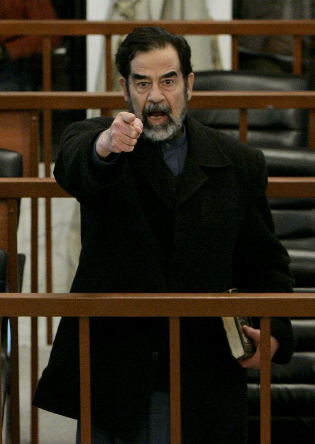 Saddám Husajn v soudní síni
