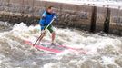 V posledním roce se na Třech jezech začala objevovat i neobvyklá plavidla - zde sjíždí jeden z jezů paddleboard.