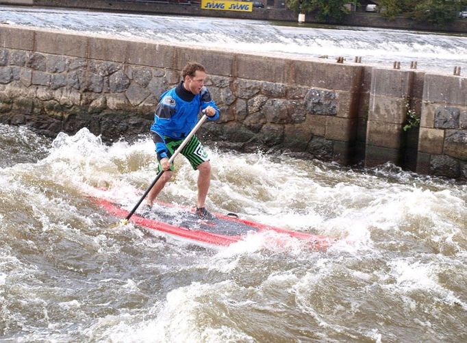 V posledním roce se na Třech jezech začala objevovat i neobvyklá plavidla - zde sjíždí jeden z jezů paddleboard.