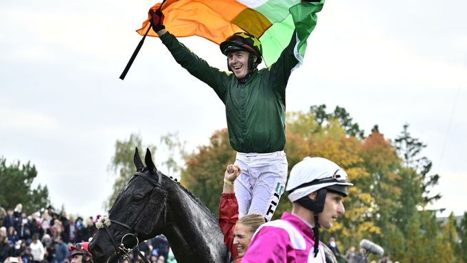 Keith Michael Donoghue s irskou vlajkou v cíli Velké pardubické