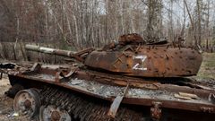 Zničený ruský tank u Kreminny na severu frontové linie v Luhanské oblasti.