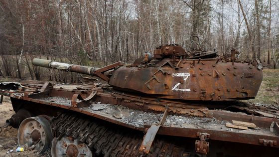 Zničený ruský tank u Kreminny na severu frontové linie v Luhanské oblasti.