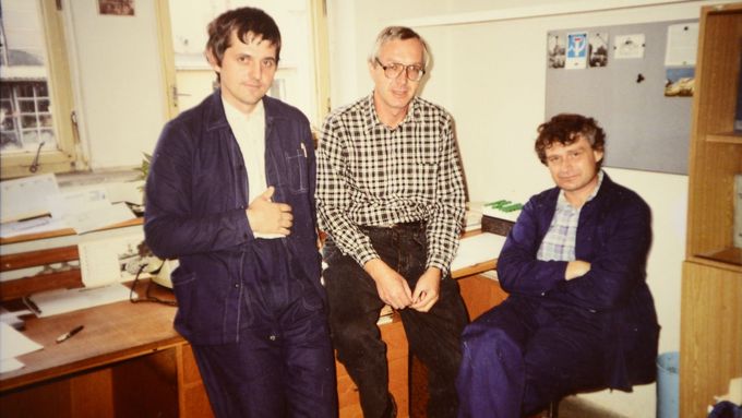 Drahošovi kolegové vzpomínají na začátek jeho kariéry. Drahoš sedí uprostřed, současný ředitel Ústavu chemických procesů Miroslav Punčochář vpravo.