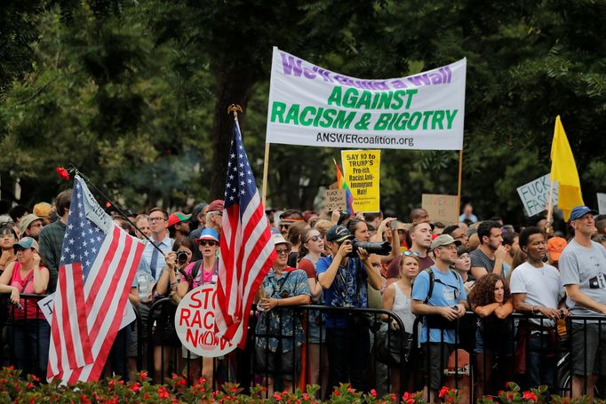 Demonstrace bělošských nacionalistů ve Washingtonu, která se konala přesně rok po násilných střetech v Charlottesville.