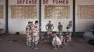 French soldiers listen to instructions in a hangar at the Malian army air base in Bamako January 14, 2013. France, which has poured hundreds of troops into the capital Bamako in recent days, carried out more air raids on Monday in the vast desert area seized last year by an Islamist alliance grouping al Qaeda's north African wing AQIM alongside Mali's home-grown MUJWA and Ansar Dine militant groups. REUTERS/Joe Penney (MALI - Tags: POLITICS CONFLICT MILITARY) Published: Led. 14, 2013, 6:18 odp.