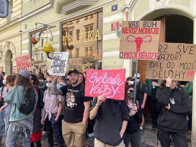 Několik set účastníků protidemonstrace zablokovalo na Jungmannově náměstí trasu Pochodu pro život, které sdružuje odpůrce potratů. Na místě je i reportér Aktuálně.cz.