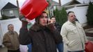 A man holds a container while waiting to get fuel at a gas station in the New York City borough of Queens on November 1, 2012. A fuel supply crisis stalling the New York City area's recovery from Hurricane Sandy and reviving memories of the 1970s gasoline shortages stem from multiple factors, ranging from flooding to power outages to a diesel spill. REUTERS/Adrees Latif (UNITED STATES - Tags: DISASTER ENVIRONMENT ENERGY) Published: Lis. 1, 2012, 9:07 odp.