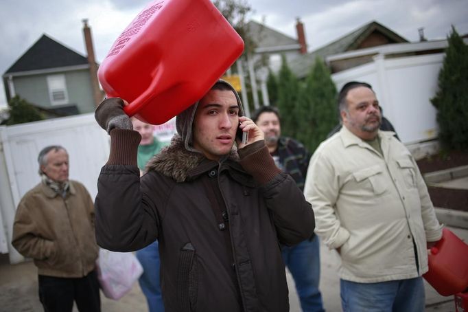 A man holds a container while waiting to get fuel at a gas station in the New York City borough of Queens on November 1, 2012. A fuel supply crisis stalling the New York City area's recovery from Hurricane Sandy and reviving memories of the 1970s gasoline shortages stem from multiple factors, ranging from flooding to power outages to a diesel spill. REUTERS/Adrees Latif (UNITED STATES - Tags: DISASTER ENVIRONMENT ENERGY) Published: Lis. 1, 2012, 9:07 odp.