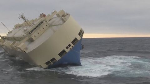 Nakloněnou loď plnou dřeva, strojů a ropy unáší proud v Atlantickém oceánu