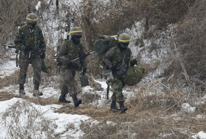 South Korean soldiers march during their military drills near the demilitarized zone separating North Korea from South Korea, in Paju, north of Seoul February 12, 2013. North Korea conducted its third nuclear test on Tuesday in defiance of U.N. resolutions, angering the United States and Japan and likely to infuriate its only major ally, China, and increase penalties against Pyongyang. REUTERS/Lee Jae-Won (SOUTH KOREA - Tags: MILITARY) Published: Úno. 12, 2013, 8:16 dop.