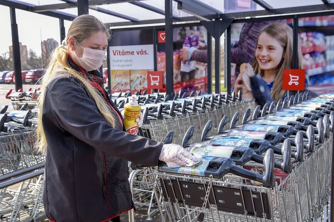 Dezinfekce nákupních vozíku prodejny Kaufland v Karviné kvůli šířícímu se koronaviru