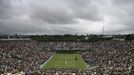 nad Wimbledonem se zatahují mračna zatímco Roger Federer bojuje v prvním kole s Rusem Gabašvilim.