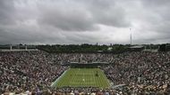 nad Wimbledonem se zatahují mračna zatímco Roger Federer bojuje v prvním kole s Rusem Gabašvilim.