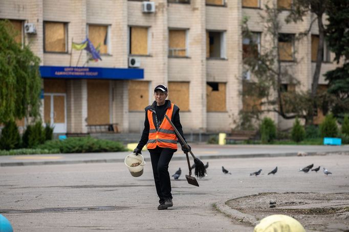 Město Orichiv na jihovýchodě Ukrajiny. Rusové jsou odtud jen pár kilometrů, město rok denně ostřelují a z původních obyvatel jich tu zbyla jen hrstka.