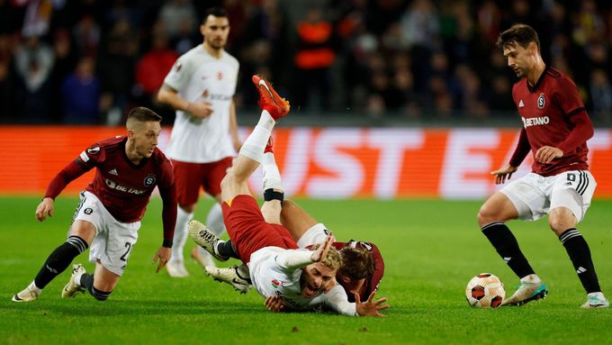 Sparťan Asger Sörensen při obranném zákroku na Barise Alpera Yilmaze z Galatasaraye
