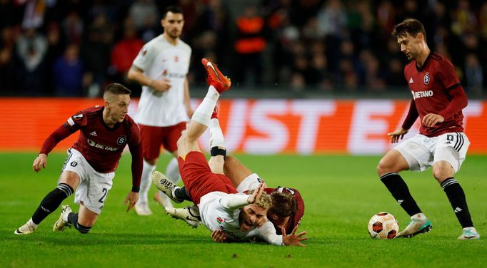 Sparťan Asger Sörensen při obranném zákroku na Barise Alpera Yilmaze z Galatasaraye