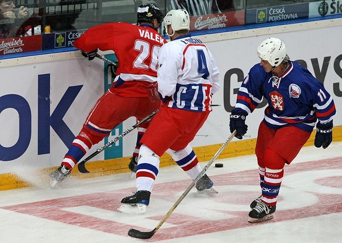 Setkání několika hokejových generací legend - útočníci Oldřich Válek (26) i Richard Farda (11) a obránc František Kučera (4).