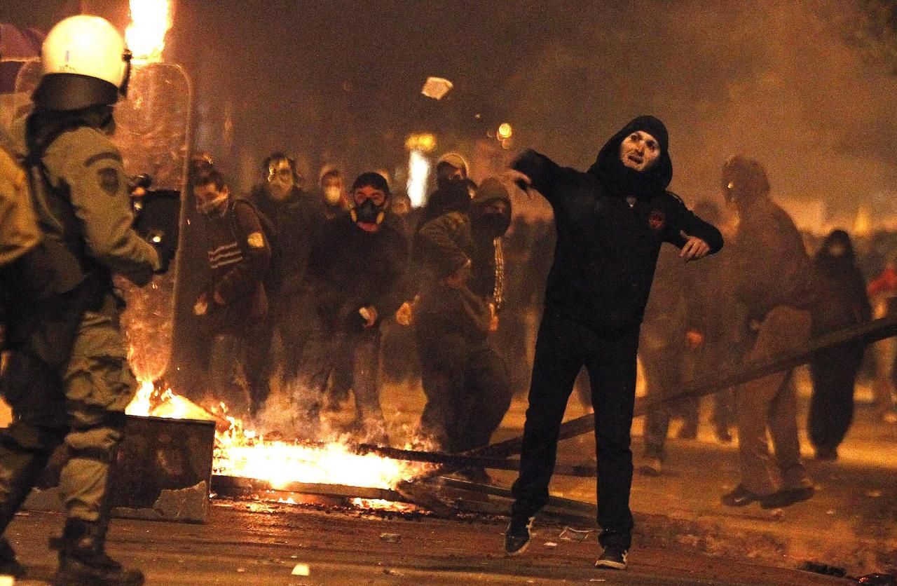 Řecký parlament schválil úspory, v ulicích byly protesty