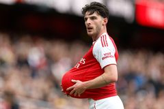 Chelsea v euforii, v bláznivém závěru srazila Liverpool. Diouf nestíhal, Arsenal vede