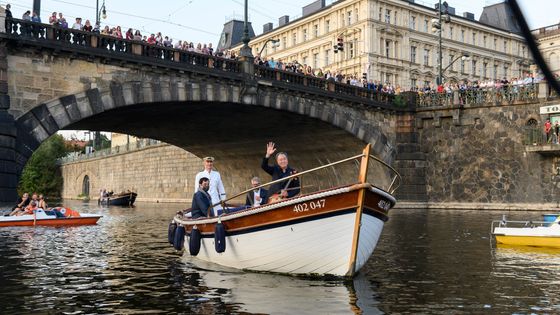 Obrazem: Dvě a půl hodiny Bacha. Yo-Yo Ma na koncert připlul po Vltavě