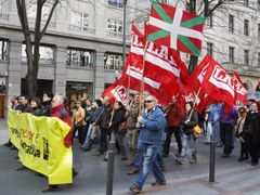 Baskičtí nacionalisté procházejí ulicemi Bilbaa.