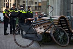 Při střelbě v Amsterdamu zemřel člověk. Zraněno bylo nejméně jedno dítě