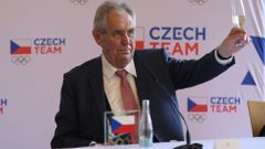 Miloš Zeman při podpisu průvodního dopisu pro prezidenta MOV