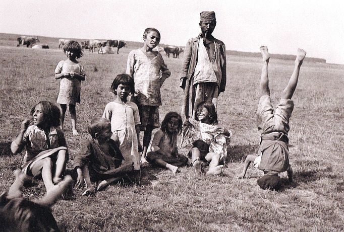 Snímek pořízený během návštěvy romské osady při Berehově III., Podkarpatská Rus. Nedatováno (cca. 20. - 30. léta)