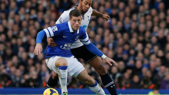 Moussa Dembele a Ross Barkley v zápase Everton - Tottenham