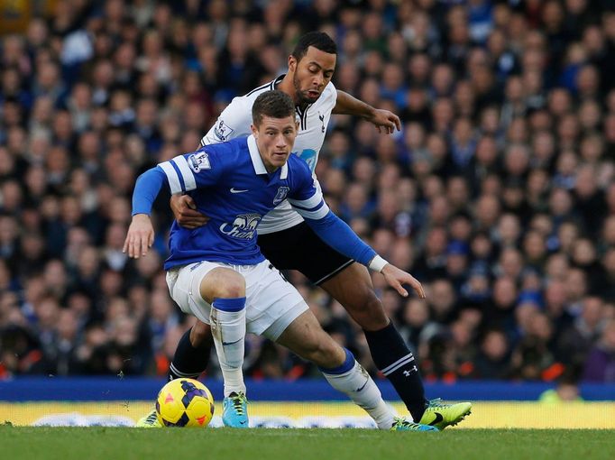 Moussa Dembele a Ross Barkley v zápase Everton - Tottenham