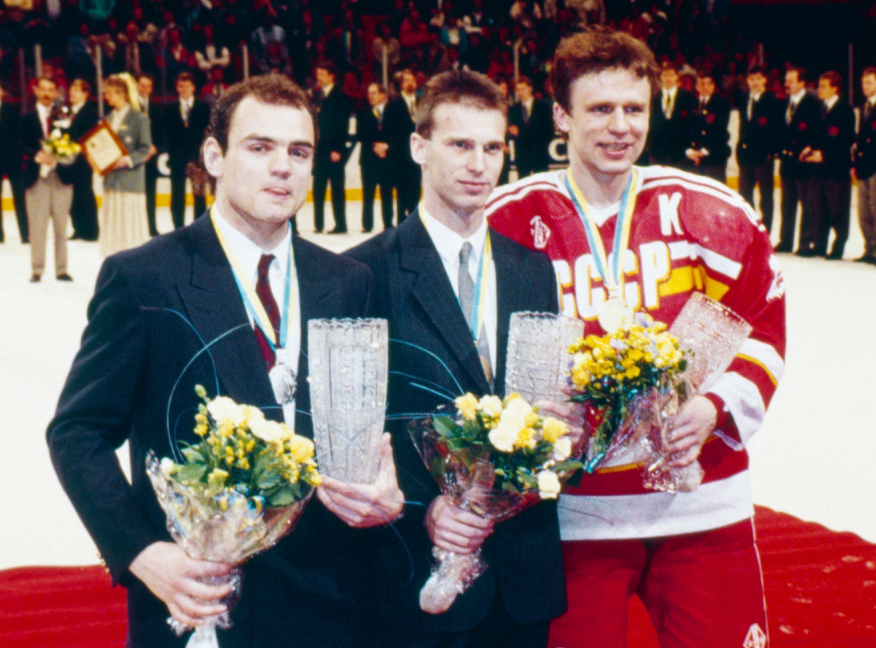 Dominik Hašek (uprostřed) jako jeden ze tří nejlepších hráčů na MS 1989 v ledním hokeji ve Stockholmu.