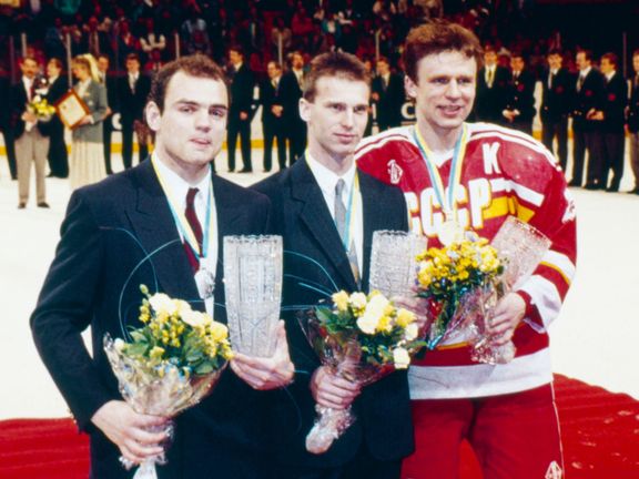 Dominik Hašek (uprostřed) jako jeden ze tří nejlepších hráčů na MS 1989 v ledním hokeji ve Stockholmu.