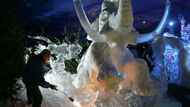 LUEBECK (Německo) Holandský sochař Gideon Adema používá plynový hořák, aby dokončil poslední úpravy na skulptuře "Mamut a tygr" na 3. ročníku festivalu ledových a sněhových soch "Ledový svět". Festival má tento rok název "Království zvířat" a od zítřka je otevřen veřejnosti až do 29. ledna 2006. Na své sochy umělci použili 350 000 kg ledu a 150 000 kg sněhu.