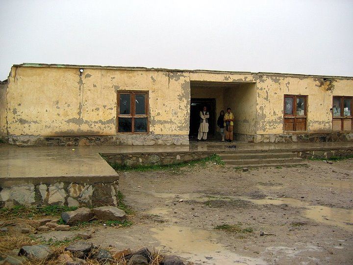 Rozpadlá škola v Kolangaru