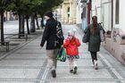 Po skoro měsíci se do ranních ulic českých měst opět vrátili rodiče se svými dítky s aktovkami na zádech či v rukou.