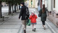 Po skoro měsíci se do ranních ulic českých měst opět vrátili rodiče se svými dítky s aktovkami na zádech či v rukou.