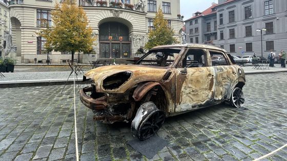 Ohořelý vrak Mini Countryman.