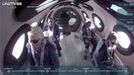 Miliardář Richard Branson na palubě raketoplánu, který ho dopravil na hranici vesmíru.