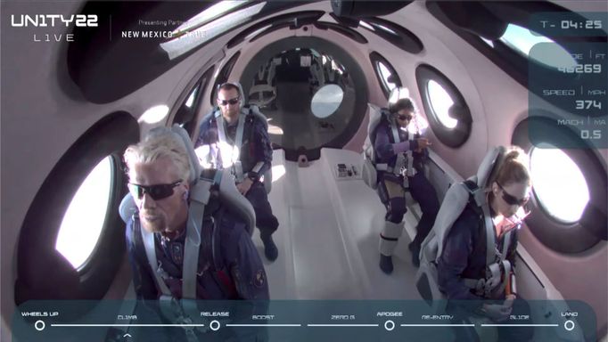 Miliardář Richard Branson na palubě raketoplánu, který ho dopravil na hranici vesmíru.