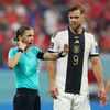 Rozhodčí Stephanie Frappartová a Niclas Füllkrug v zápase MS 2022 Kostarika - Německo