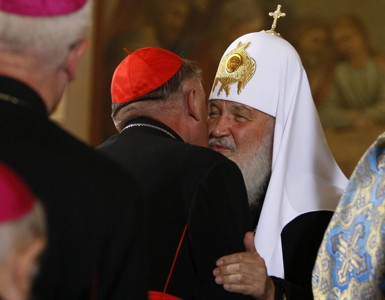 Patriarcha Kirill (vpravo) a varšavský arcibiskup , kardinál Kazimierz Nycz