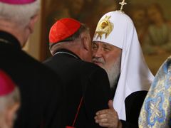 Patriarcha Kirill (vpravo) se zdraví s varšavským arcibiskupem, kardinálem Kazimierzem Nyczem.