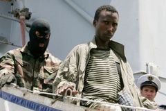 Svět si láme hlavu, co se zadrženými somálskými piráty