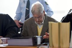 Dozorce z Osvětimi rok po odsouzení zemřel, Reinholdu Hanningovi bylo 95 let