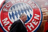 Tým Bayernu je sice v pohodě, ale vedení má problémy. Daňové machinace totiž nakonec dostihly prezidenta Bayernu Uli Hoenesse ...